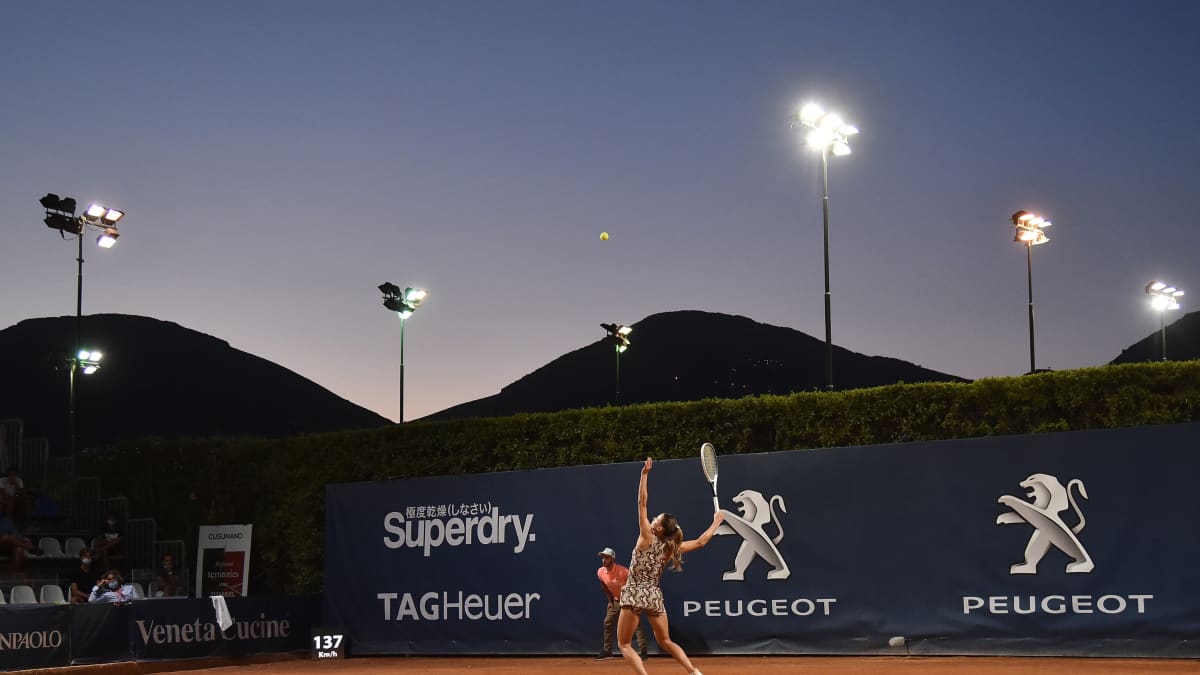 Camila Giorgi syöttää Palermon tennisturnauksessa