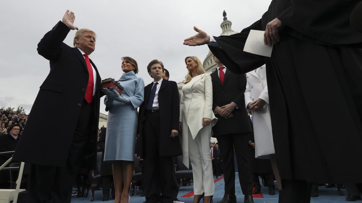 Presidentti Donal Trump vanoo virkavalan virkaanastujaisseremoniassaan Washingtonissa tammikuussa 2017.