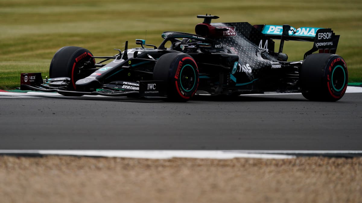 Hamilton Silverstonen radalla 