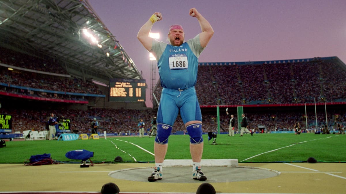 Arsi Harju tuuletti olympiakultaa Sydneyssa 2000. 