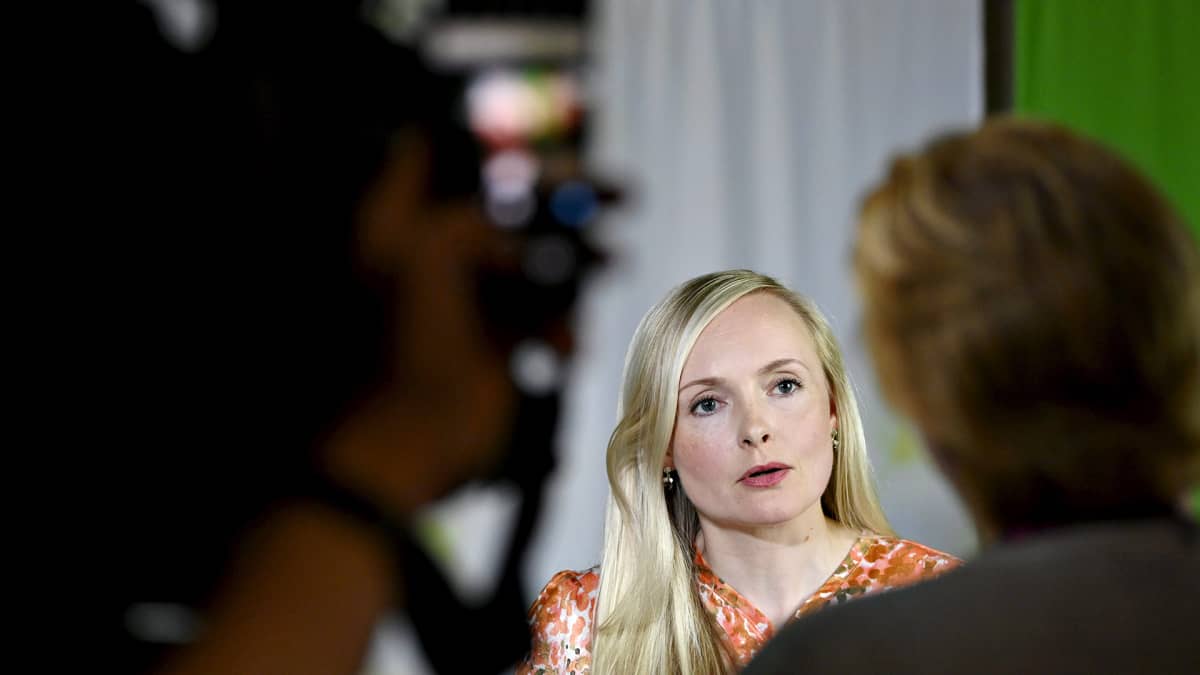 Vihreiden puheenjohtaja, sisäministeri Maria Ohisalo vihreiden hallitusryhmän kesäkokouksen tiedotustilaisuudessa Lahden Seurahuoneella 10. elokuuta 2020.
