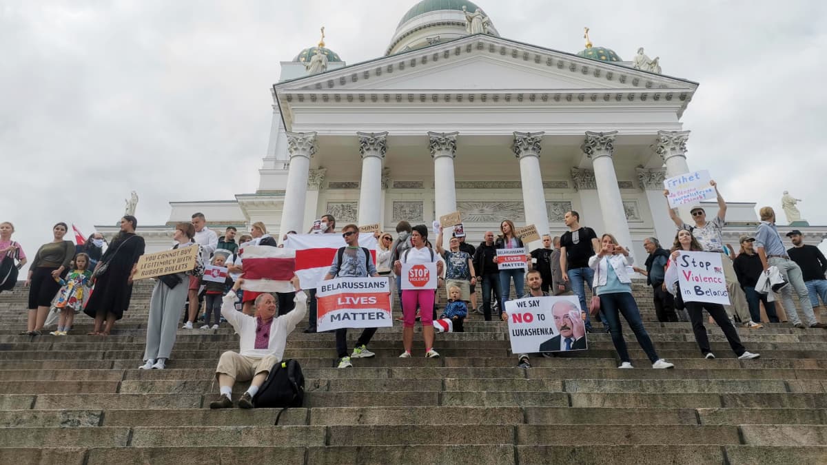Valko-Venäjän tukimielenosoitus Senaatintorilla 11. elokuuta