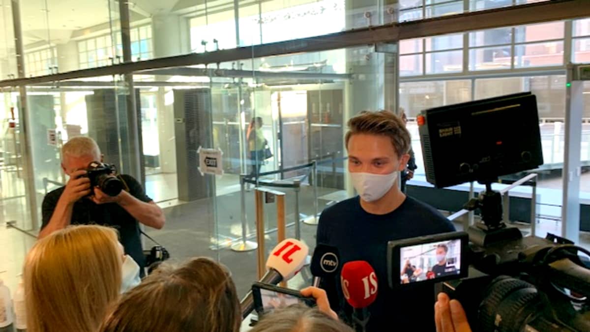 Roope Salminen kommentoi syytteitä lyhyesti medialle saapuessaan Helsingin käräjäoikeuteen. 