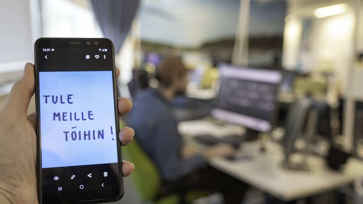 Kännykkä jossa lukee "tule meille töihin"