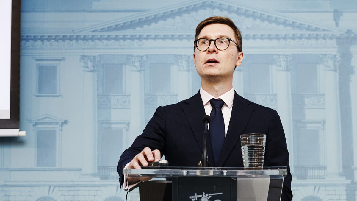 Johtava erityisasiantuntija Olli Kärkkäinen valtiovarainministeriön työllisyystoimia käsittelevässä tiedotustilaisuudessa Helsingissä 14. elokuuta 2020.