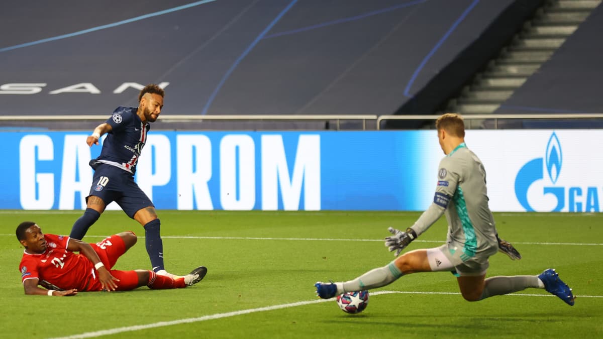 Neymar laukoo Mestarien liigan finaalissa kohti maalia, mutta Manuel Neuer venyy jalkatorjunnallaan pallon eteen.