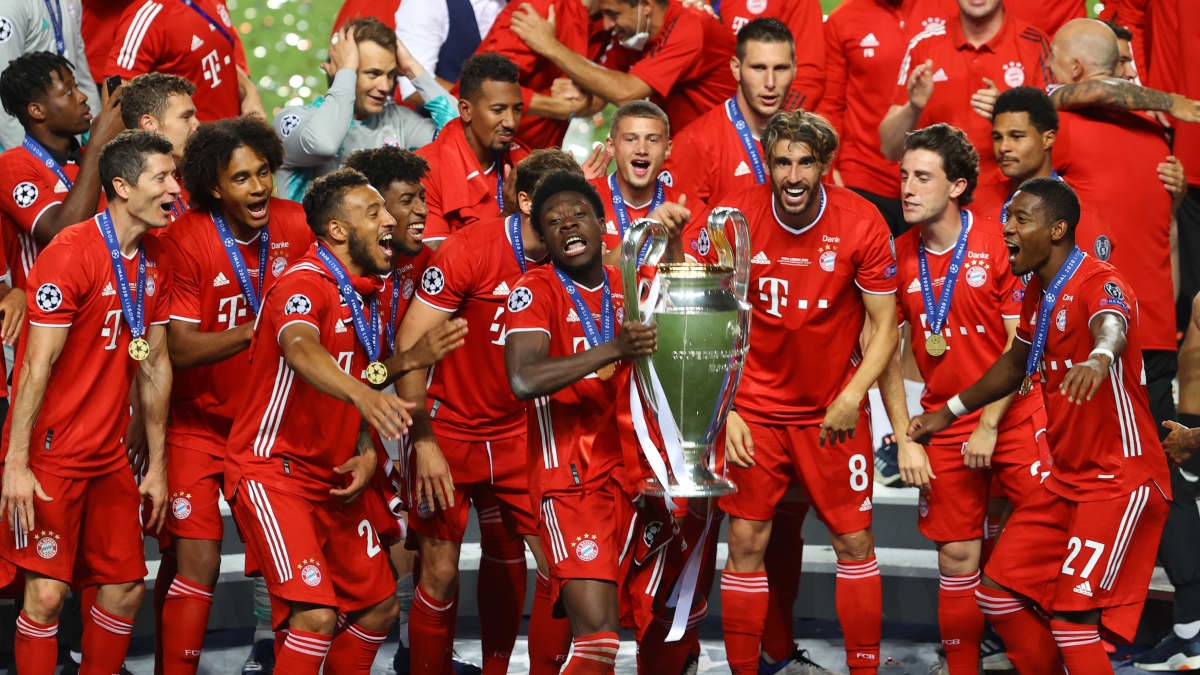 Alphonso Davies Mestareiden liigan mestaruuspysti käsissään.