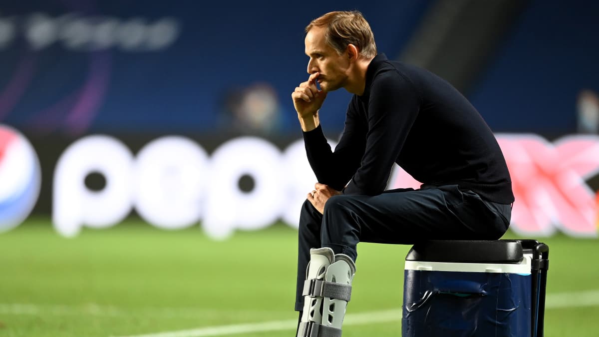 Thomas Tuchel mietteliään näköisenä kentän laidalla.