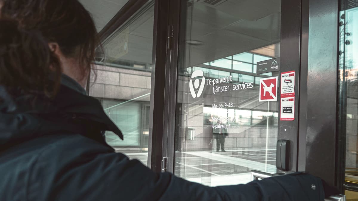 Työvoimatoimiston ovella.
