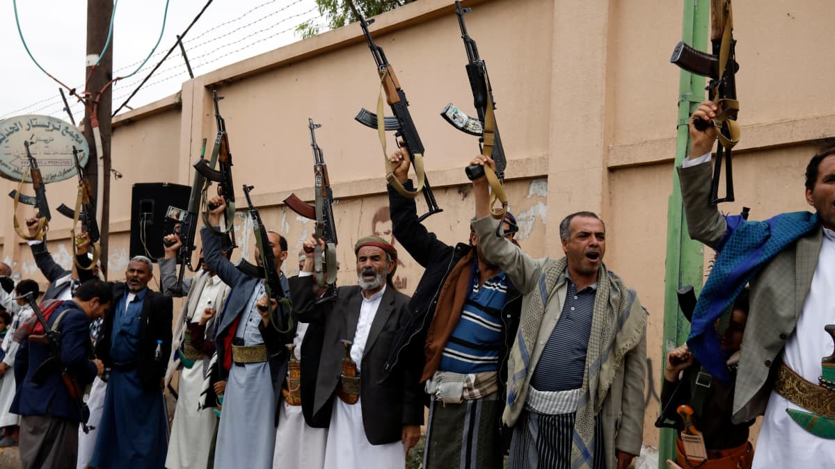 Huthikapinallisten tukijat nostavat aseensa ilmaan kokoontumisessa kerätäkseen lisää taistelijoita Saudi-Arabian tukemia hallituksen joukkoja vastaan. Arkistokuva. 