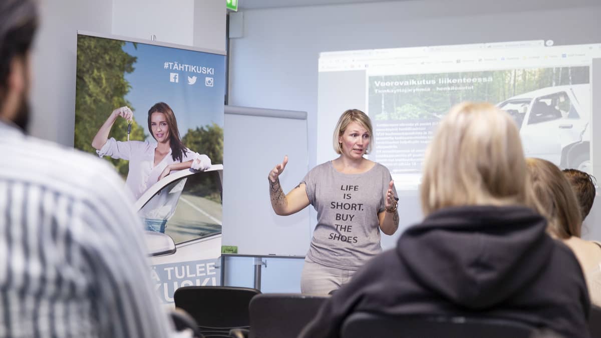 Autokoulun opettaja Minttu Vänni puhuu luokan edessä.