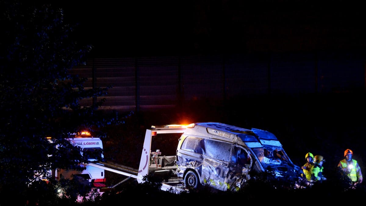 Takaa-ajon yhteydessä tieltä suistuneen poliisiauton raivaustöitä Kehä III:llä Espoossa myöhään illalla 5. syyskuuta 2020. Kaksi poliisia loukkaantui. 