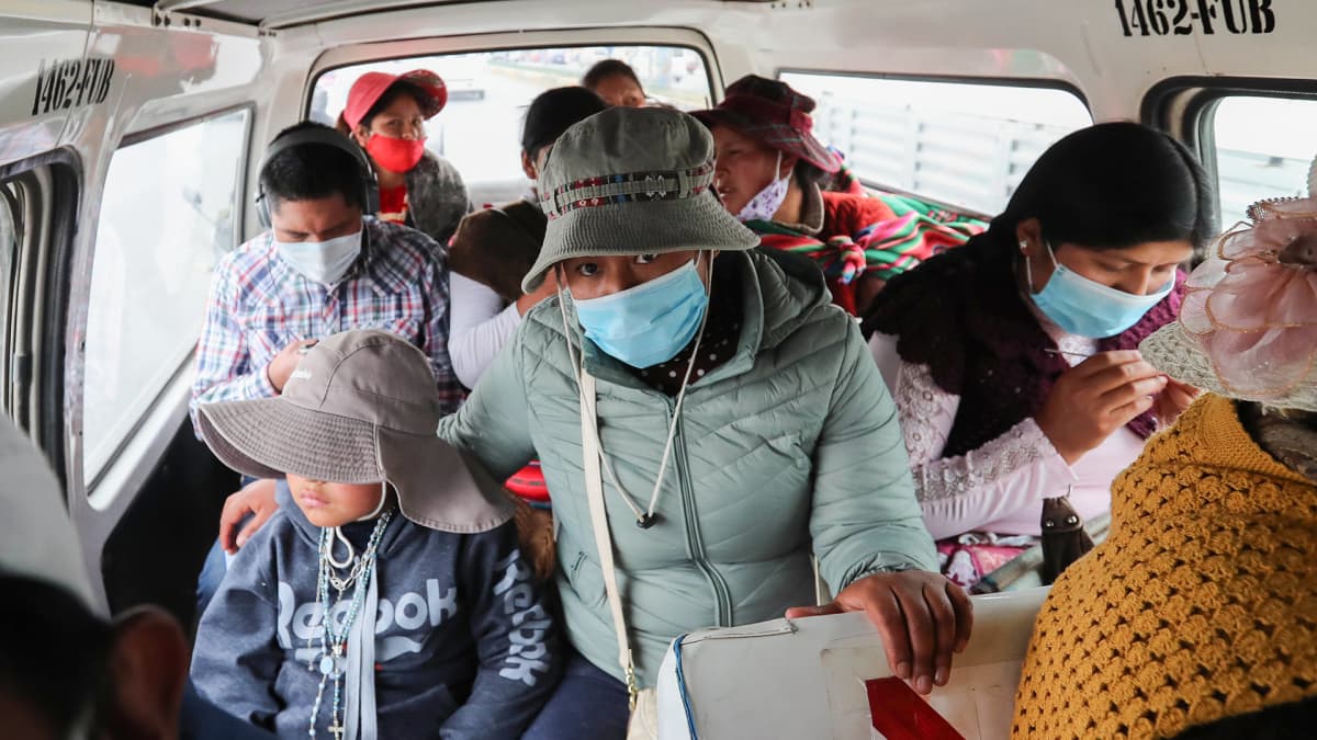 Boliviassa, El Alton asukkaita täydessä pikkubussissa kasvomaskeihin suojautuneena 1. syyskuuta.