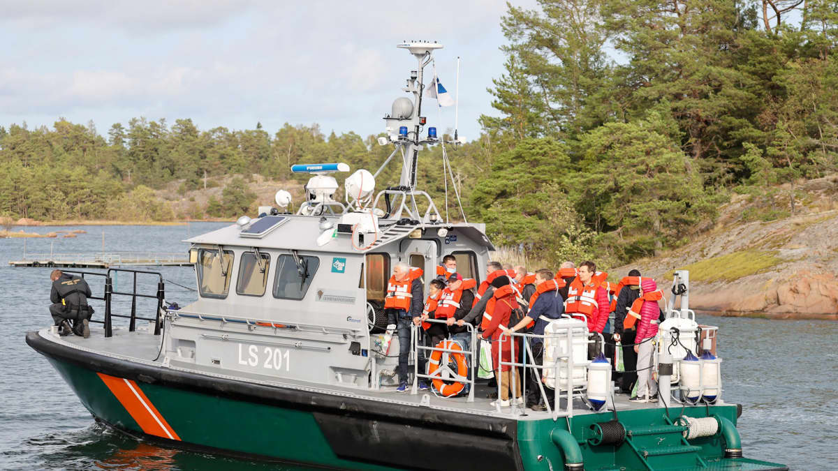 Rajavartiolaitoksen vene kuljettaa Viking Linen Amorella-laivalta evakuoituja matkustajia turvaan Ahvenanmaalla. 