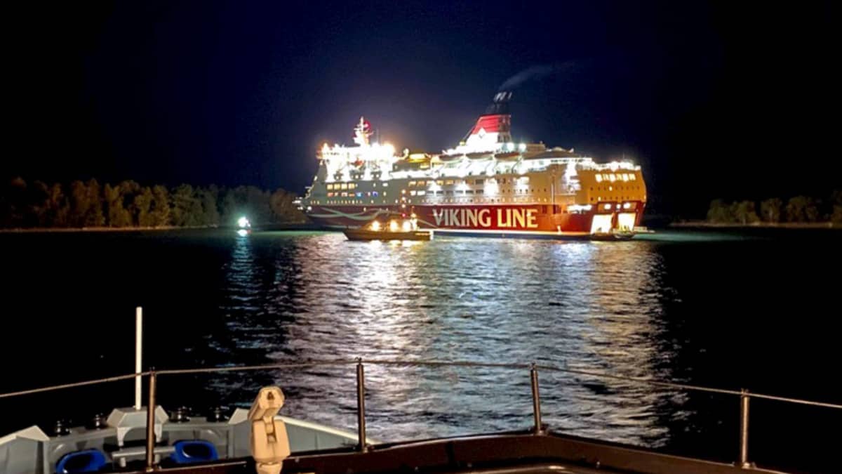 Viking Linen Amorella Järsö-nimisen saaren rannassa Ahvenanmaalla sunnuntai-iltana 20. syyskuuta.