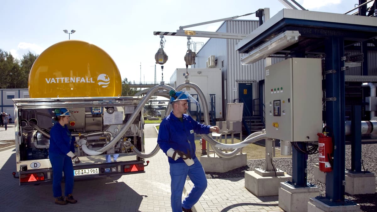 CO2-säiliöllä varustettua kuorma-autoa täytetään pilottilaitoksen hiilidioksidin talteenottoon ja varastointiin tarkoitetulla tekniikalla.