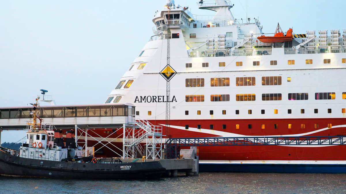 Viking Linen risteilyalus Amorella saapumassa Långnäsin satamaan.