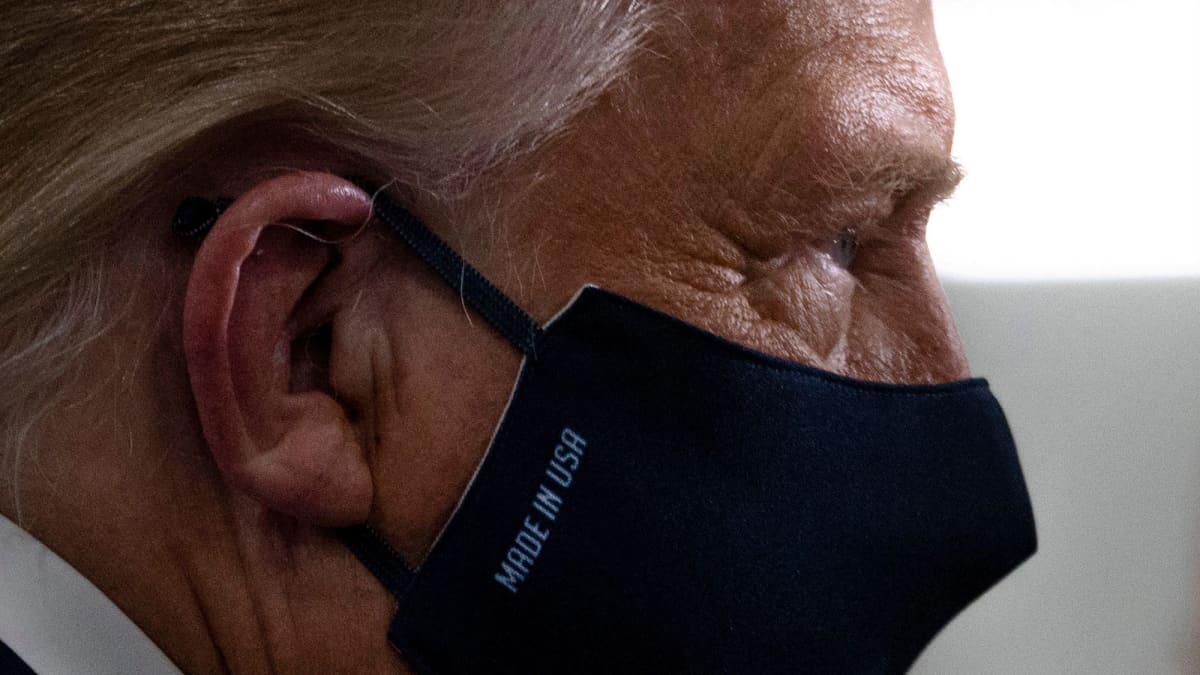 Kuvassa on maskia käyttävä Donald Trump elokuussa.
