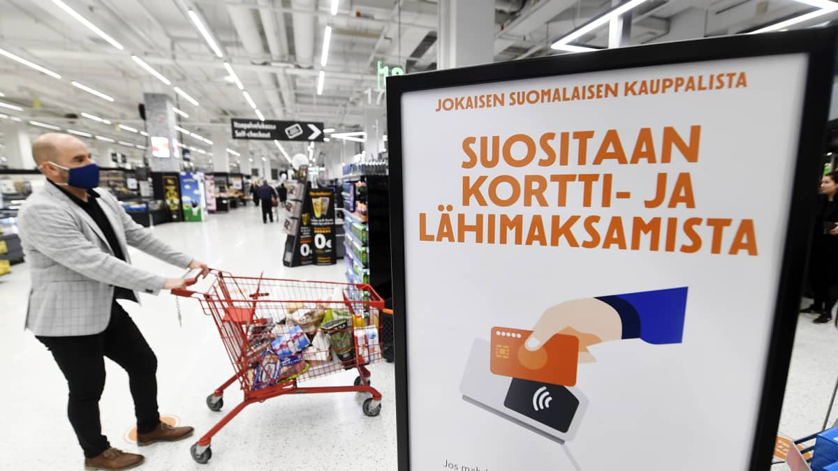  Hengityssuojainta käyttävä asiakas ja suositus korttimaksamisesta uudistetussa K-Citymarket Jumbossa Vantaalla 9. lokakuuta 2020.