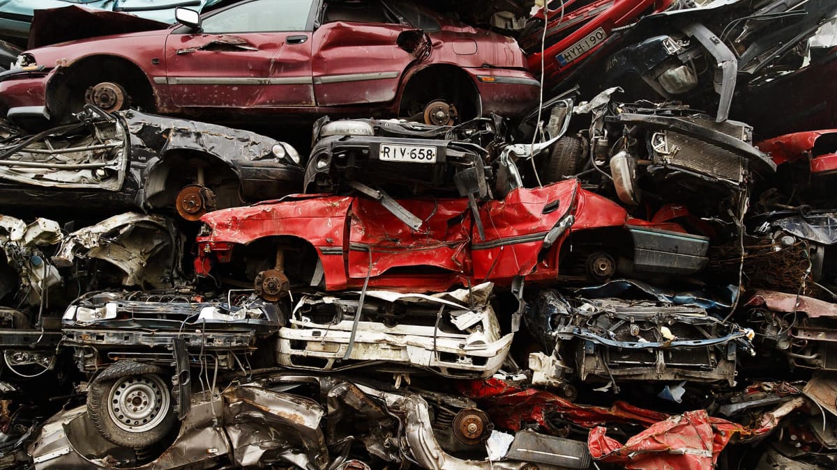 Henkilöautojen kierrätystä Kuusakosken metalliromun käsittelylaitoksella Vantaalla.
