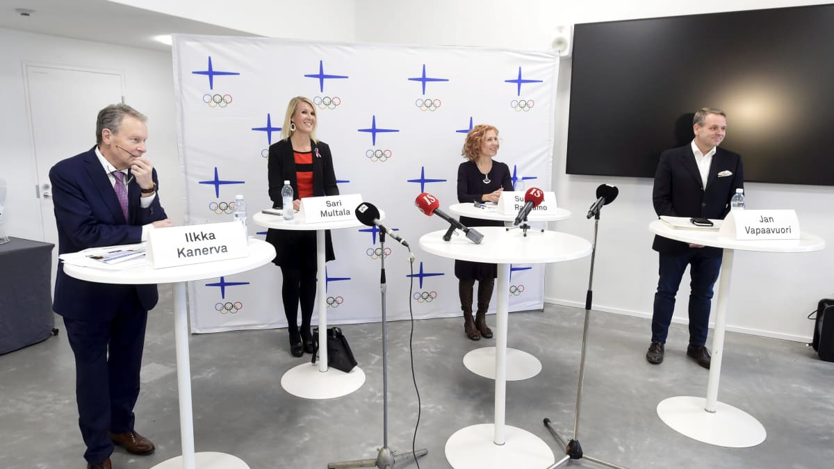 Ilkka Kanerva (vas.), Sari Multala, Susanna Rahkamo ja Jan Vapaavuori Olympiakomitean puheenjohtajaehdokkaiden julkisessa kuulemistilaisuudessa Suomen Urheilumuseossa Helsingissä 21. lokakuuta 2020.
