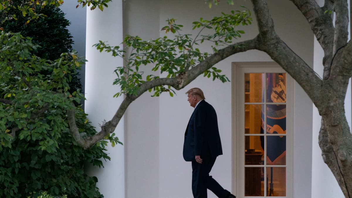 Donald Trump Valkoisen talon terassilla.