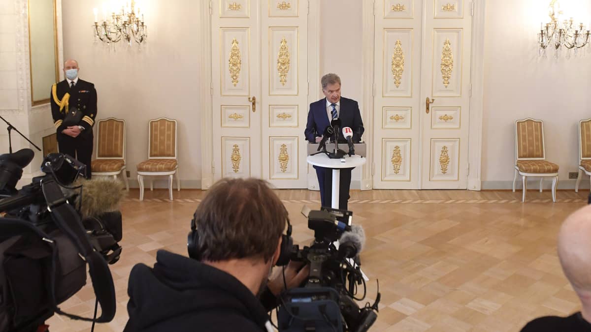 Presidentti Sauli Niinistö puhuu Yhdysvaltojen presidentinvaalien tulosta käsittelevässä mediatapaamisessa Presidentinlinnassa