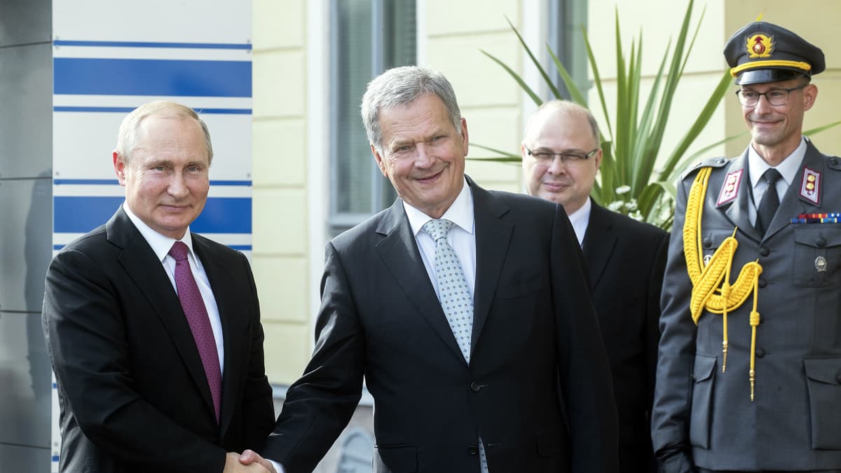 Vladimir Putin ja Sauli Niinistö kättelevät Helsingissä.