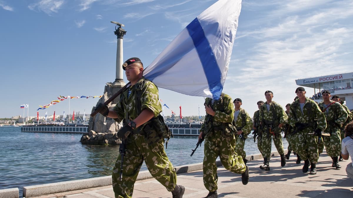 Venäjän Mustanmeren laivaston sotilaat marssivat paraatissa Ukrainalta vallatulla Krimillä Sevastopolin kaupungissa heinäkuussa 2014.