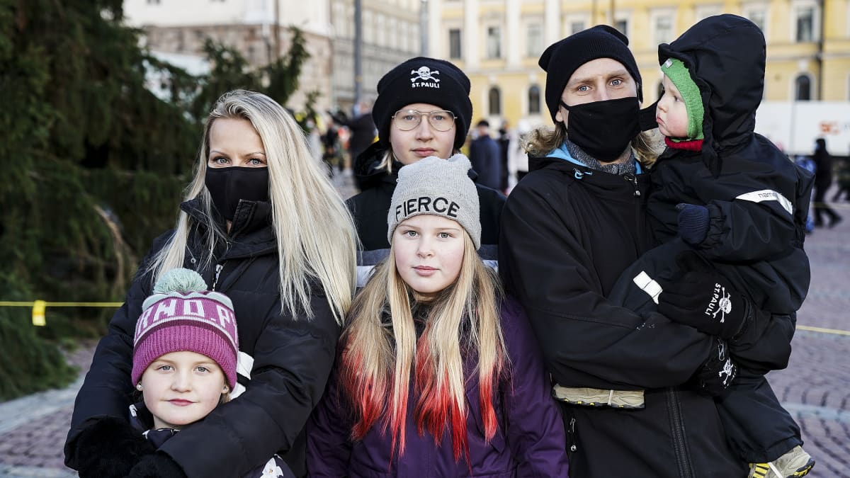 Helsingin jouluavausta 2020 vietettiin Senaatintorilla sunnuntaina aurinkoisessa säässä.