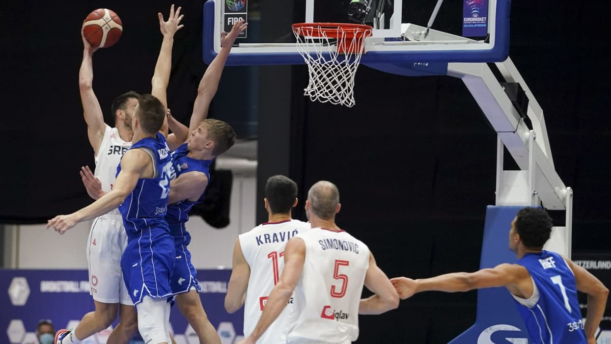 Alexander Madsen ja Elias Valtonen yrittivät pysäyttää Serbian Nemanja Dangubicin