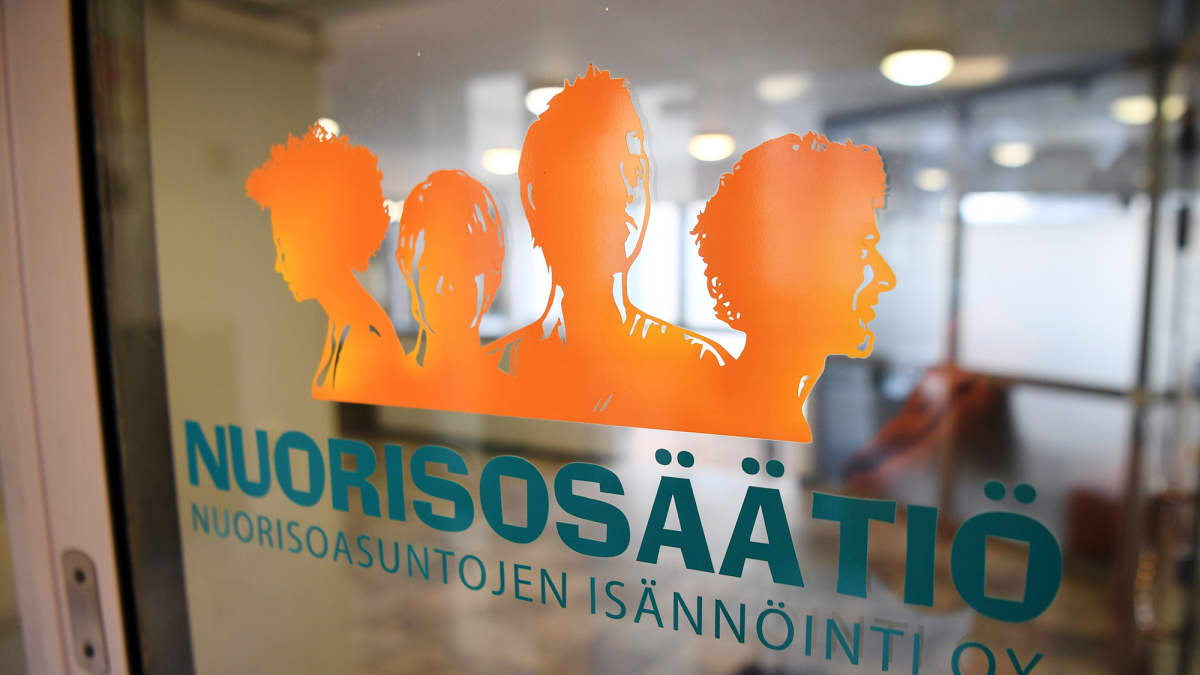 Nuorisosäätiön logo ovessa Helsingissä.