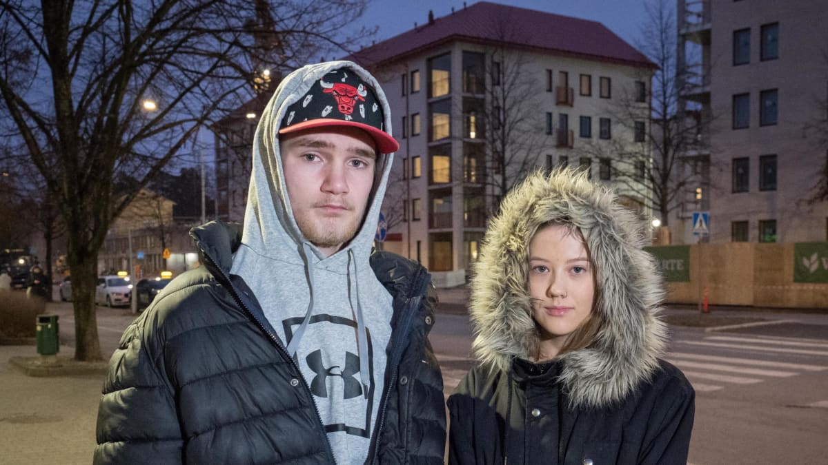 Elias Martinoff ja Sanna-Maria Suutari seisovat kadulla Helsingin Koskelassa.