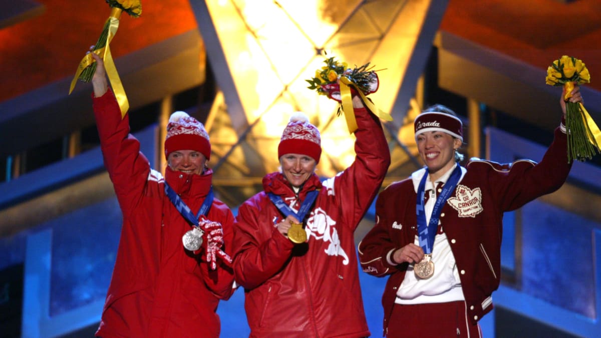 Larisa Lazutina (vas.) ja Olga Danilova (kesk.) voittivat molemmat kaksi henkilökohtaista olympiamitalia Salt Lake Cityn talvikisoissa 2002. Kaksikon tulokset kuitenkin mitätöitiin dopingkäryjen takia. 