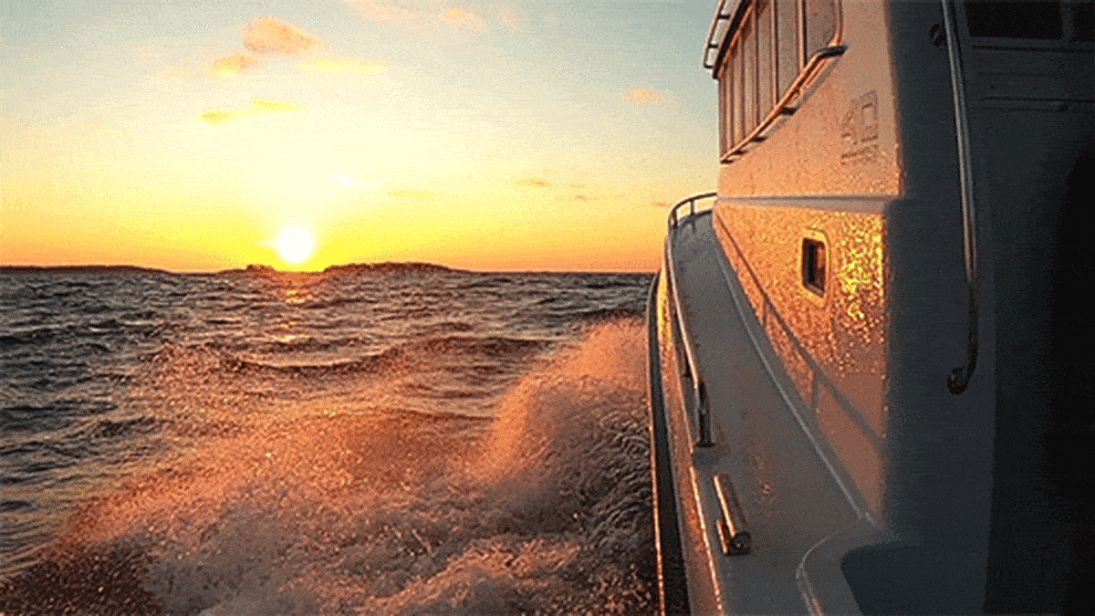 Vene purjehtii kohti nousevaa aurinkoa.
