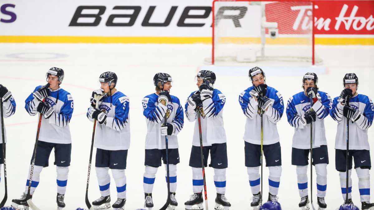 Suomen pelaajat seisovat vakavina siniviivalla Kazakstan-ottelun jälkeen vuonna 2019.