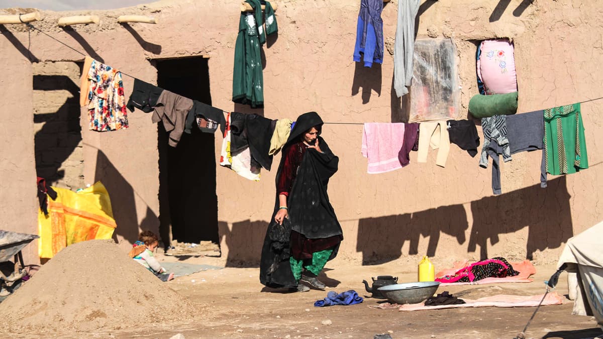 Uudelleensijoitettu afganistalainainen väliaikaisen "kotinsa" edistalla.