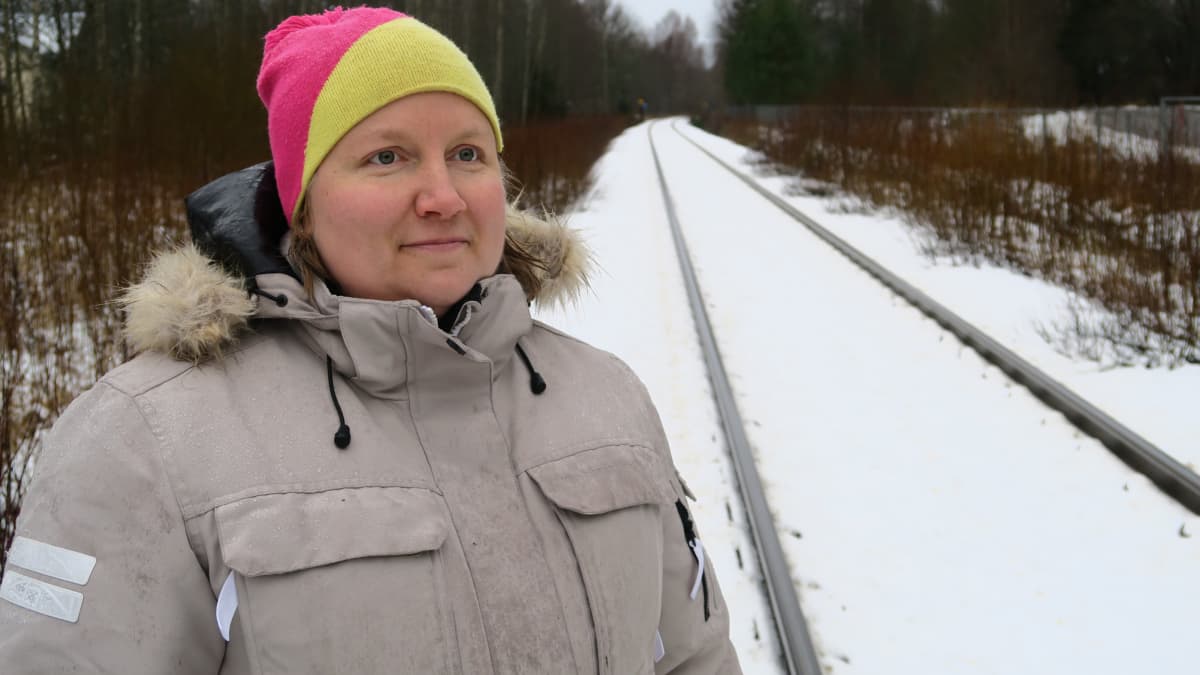 Pirjo Kauppila perheineen on asunut Hangon radan lähellä sijaitsevassa talossa kuusi vuotta. 