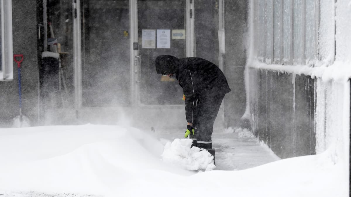 Kallion virastotalon edustalla Helsingissä tehtiin lumitöitä.
