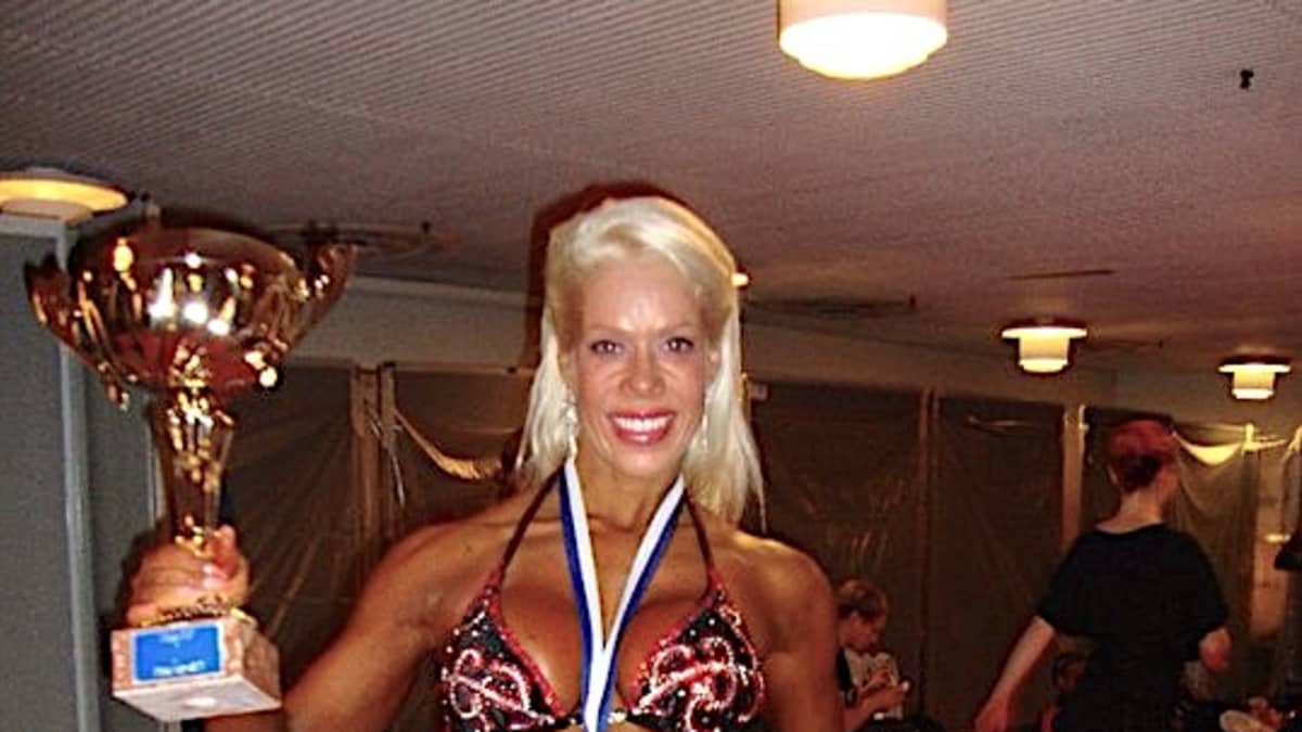 Nora Yrjölä poseeraa.