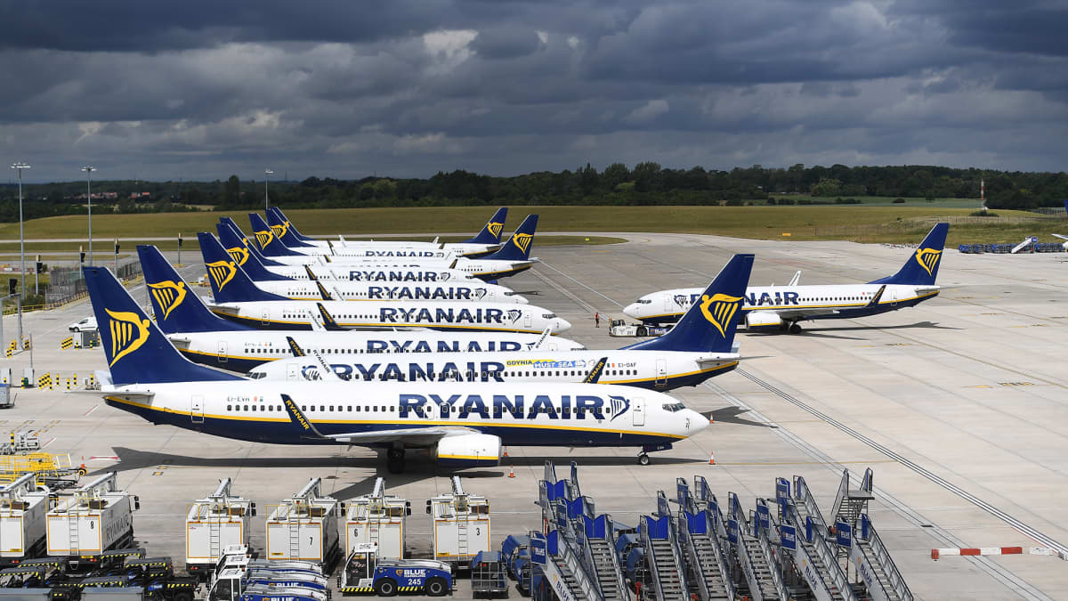 Ryanairin lentokoneita Lontoon kentällä.