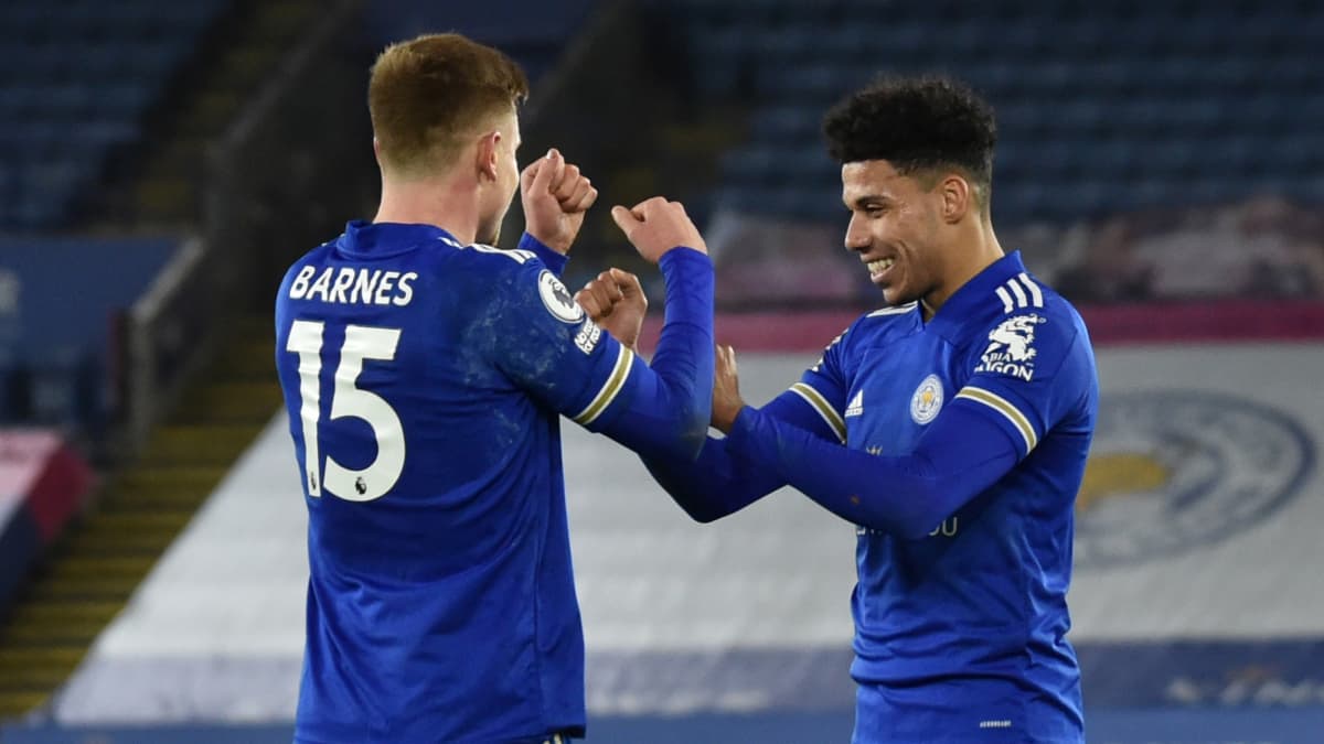 Leicesterin Harvey Barnes ja James Justin juhlivat maalia. 