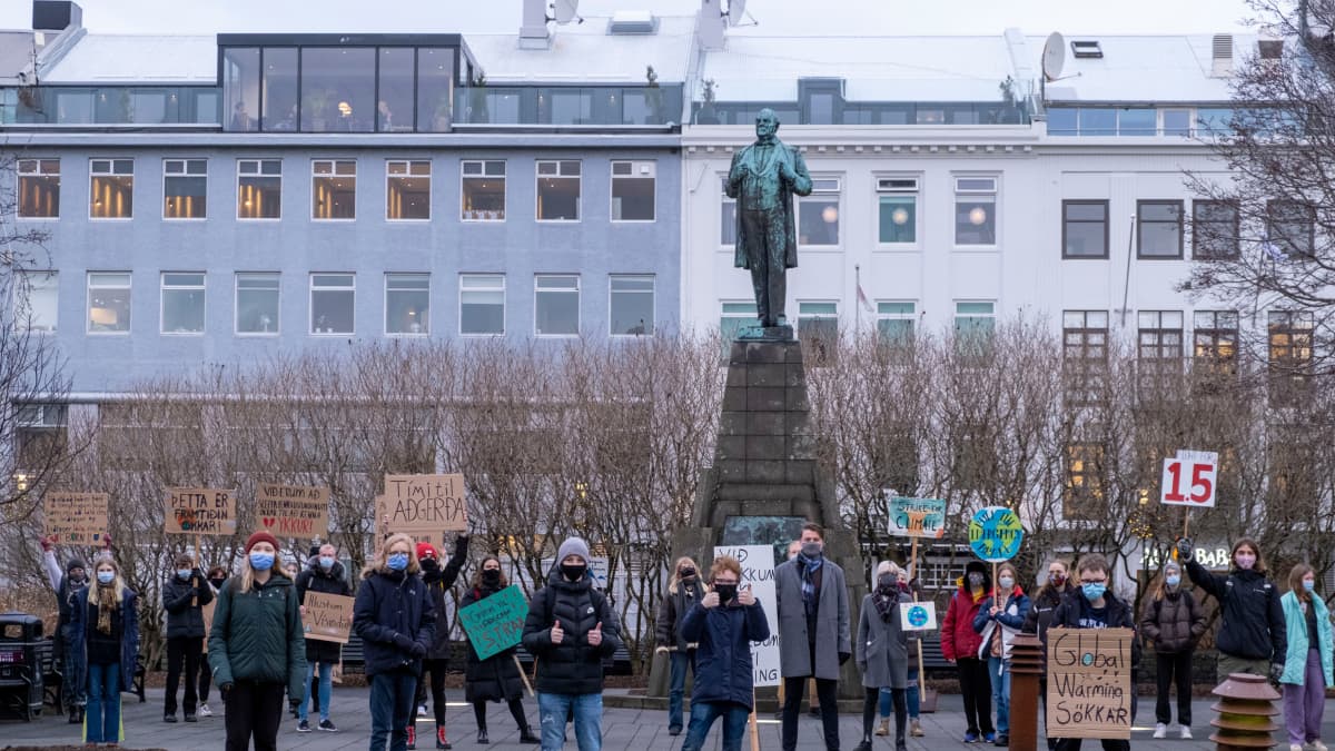 Fridays For Future (Loftslagsverkfall) in Reykjavik - Nach einer längeren Pause protestieren in Reykjavik vor dem Parlamentsgebäude wieder Schüler uns Umweltaktivisten gegen den Klimawandel und für eine nachhaltige Umweltpolitk.