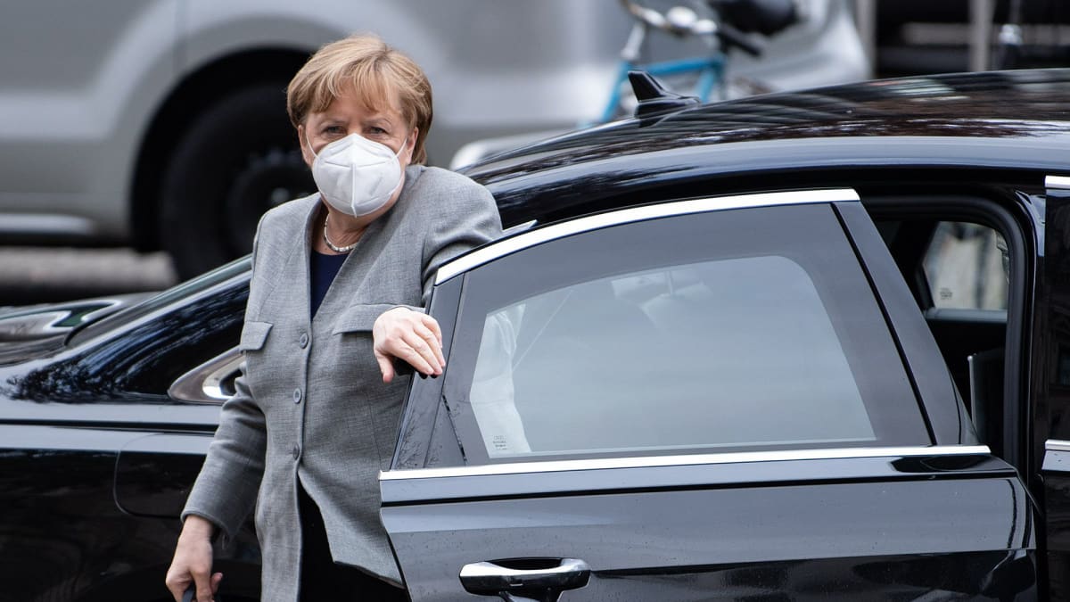 Saksan liittokansleri Angel Merkel poistuu autosta.