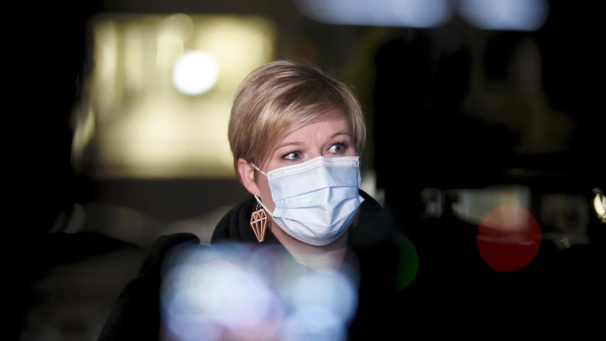 Tiede- ja kulttuuriministeri Annika Saarikko saapuu hallituksen neuvotteluihin Säätytalolle.