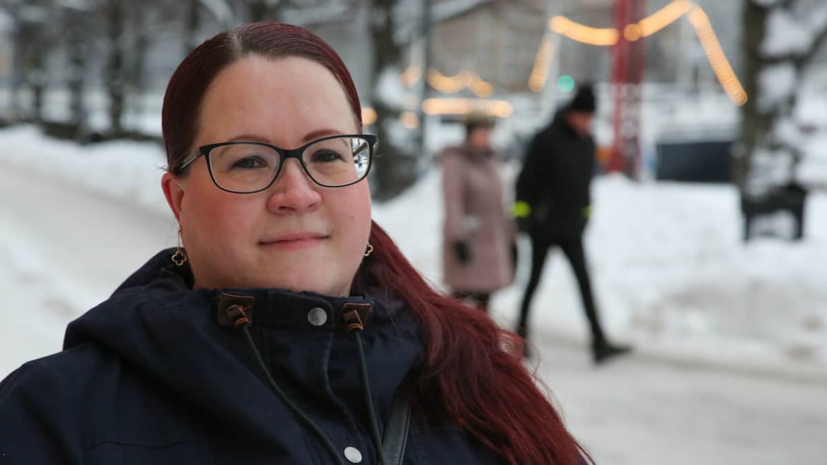 Turun kotihoidossa työskentelevä Sanna Bruun on nähnyt työtahdin muutoksen parin vuosikymmenen aikana. Asiakaskäyntejä oli ennen 3-5 päivässä, nyt niitä voi olla jopa kaksikymmentä. 