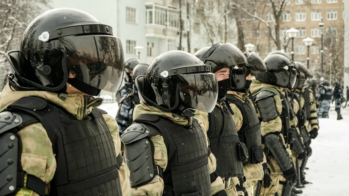 Poliiseja järjestäytymässä mielenosoituksiin Moskovassa.