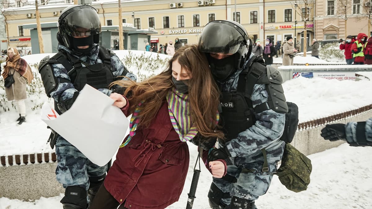 Poliisi otti mielenosoittajan kiinni Moskovassa.