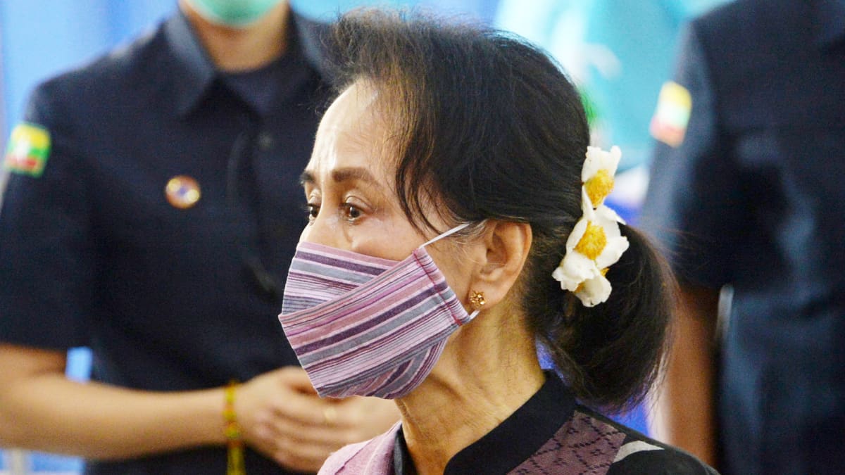Kasvomaskiin pukeutunut Aung San Suu Kyi.
