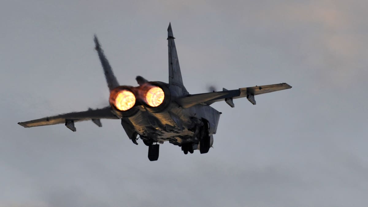 MiG-31 takaapäin kuvattuna jälkipolttimet päällä.